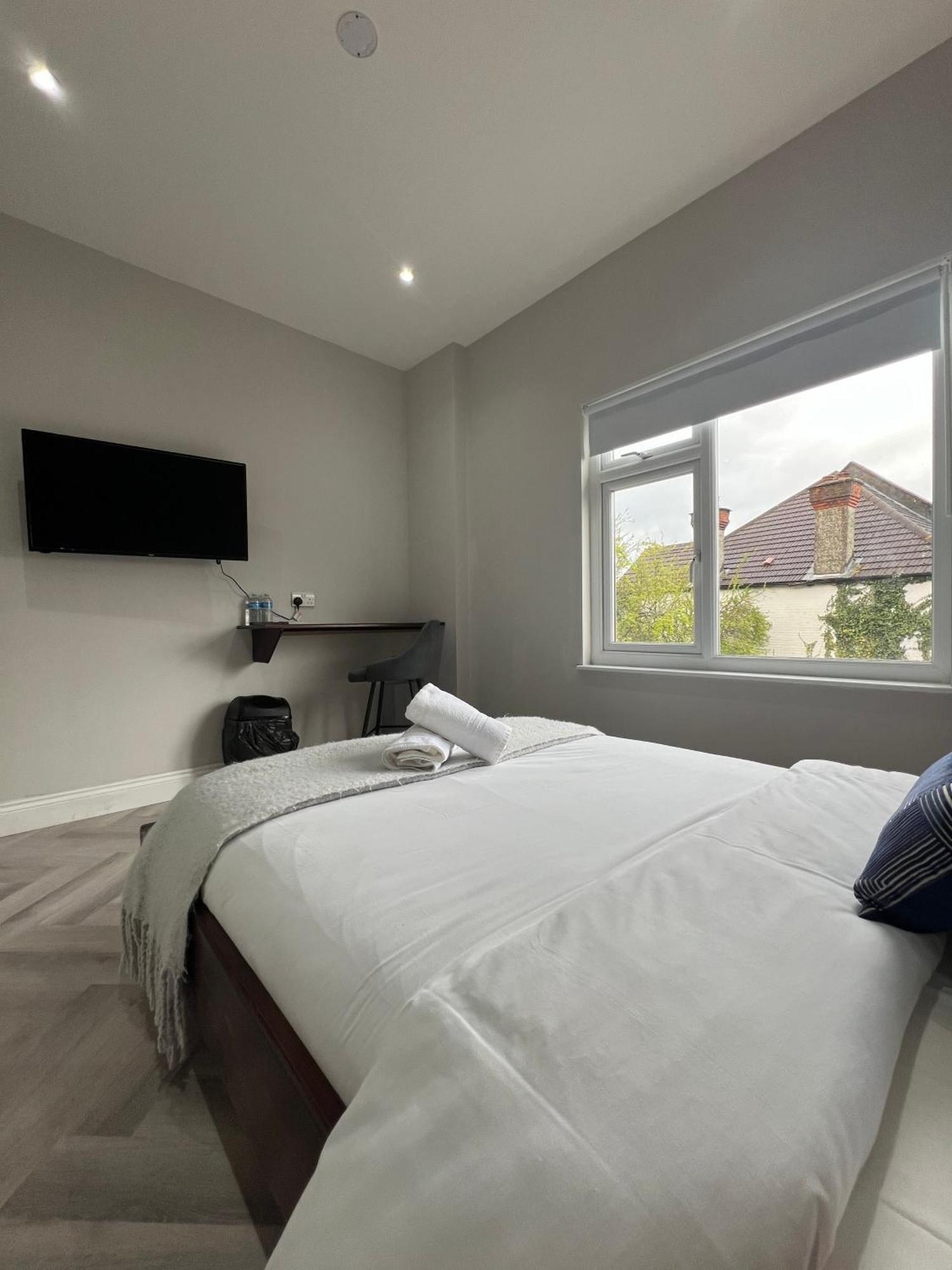 London Studios And Suites Харроу Экстерьер фото