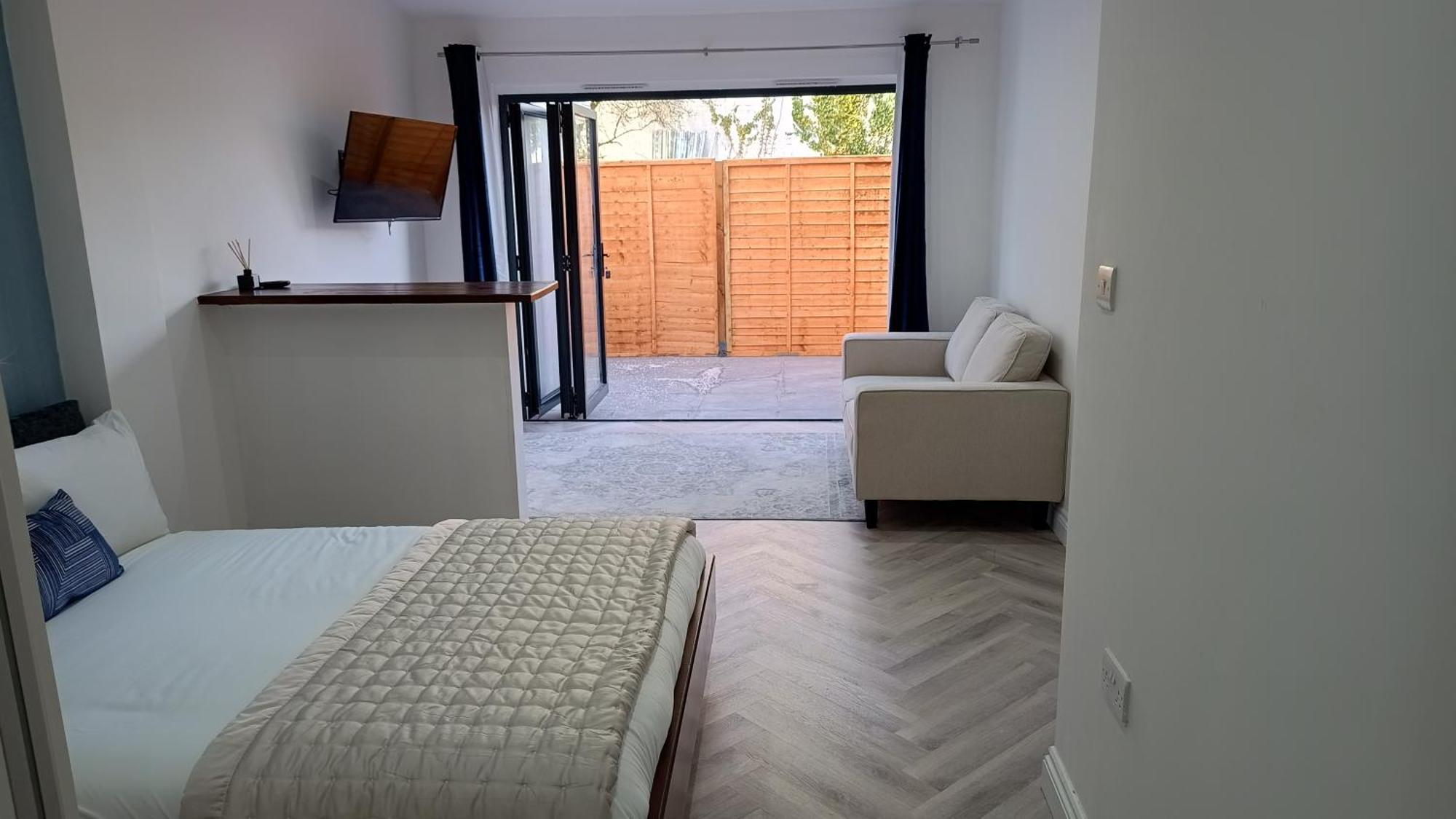 London Studios And Suites Харроу Экстерьер фото