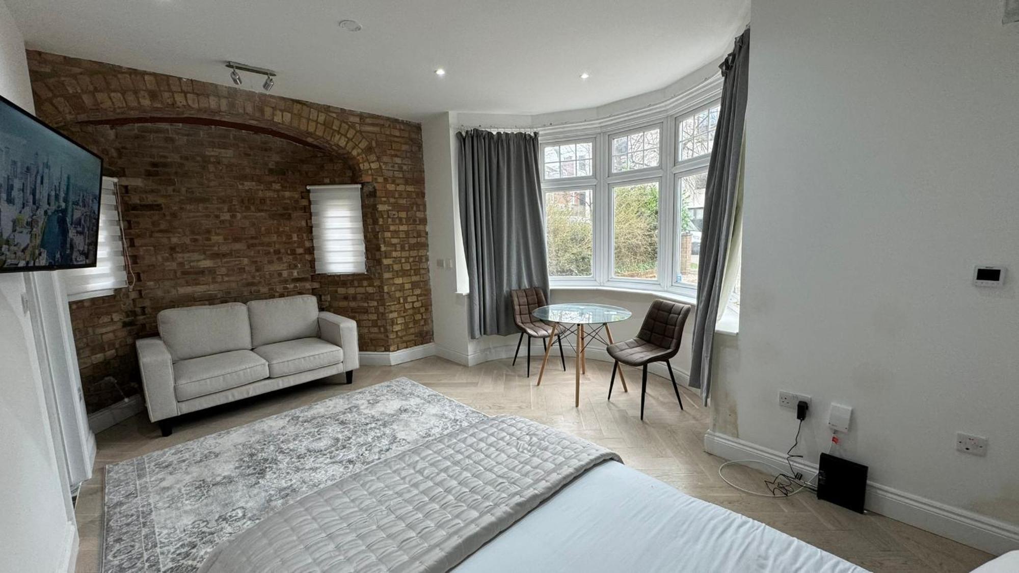 London Studios And Suites Харроу Экстерьер фото