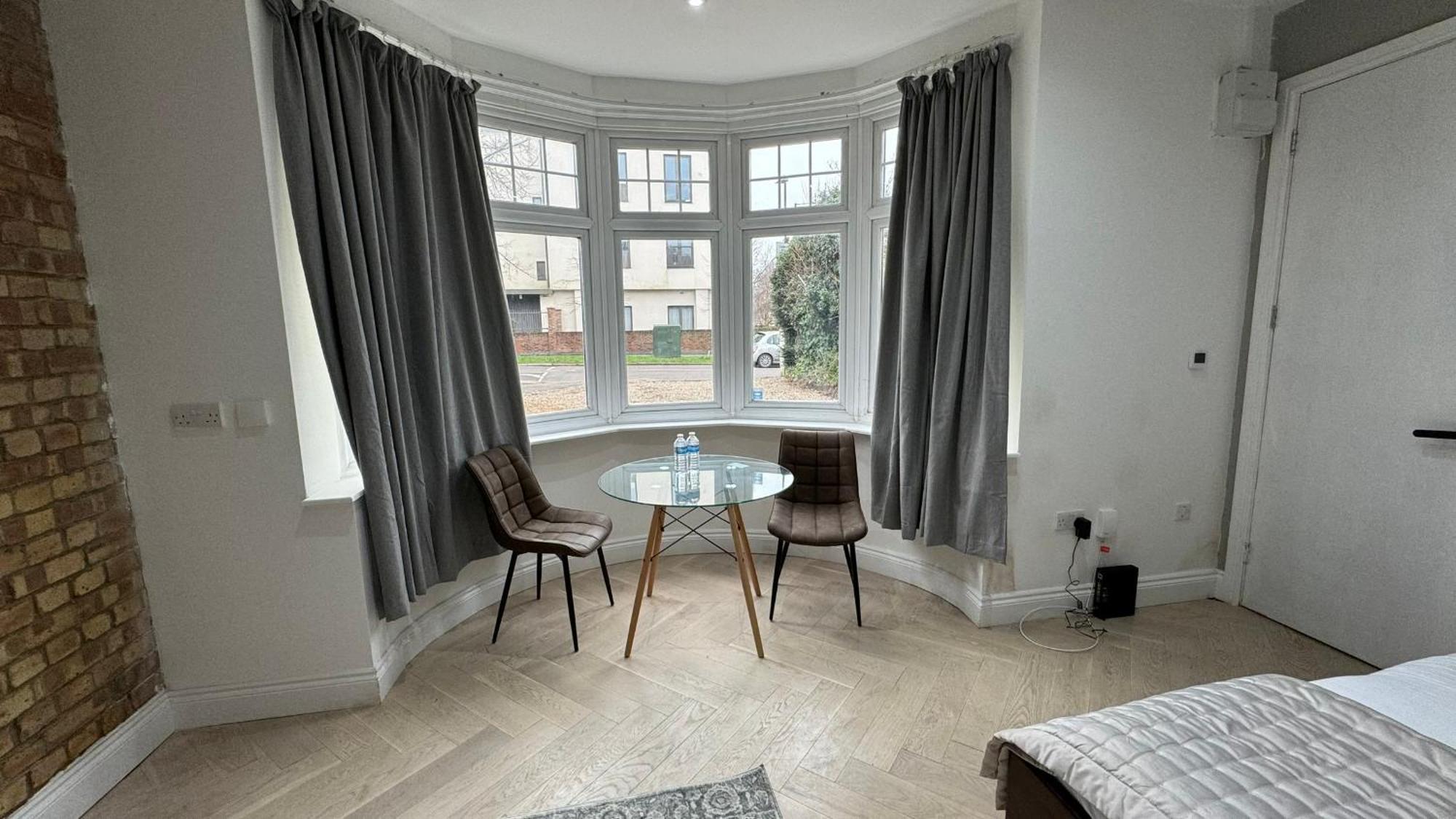 London Studios And Suites Харроу Экстерьер фото