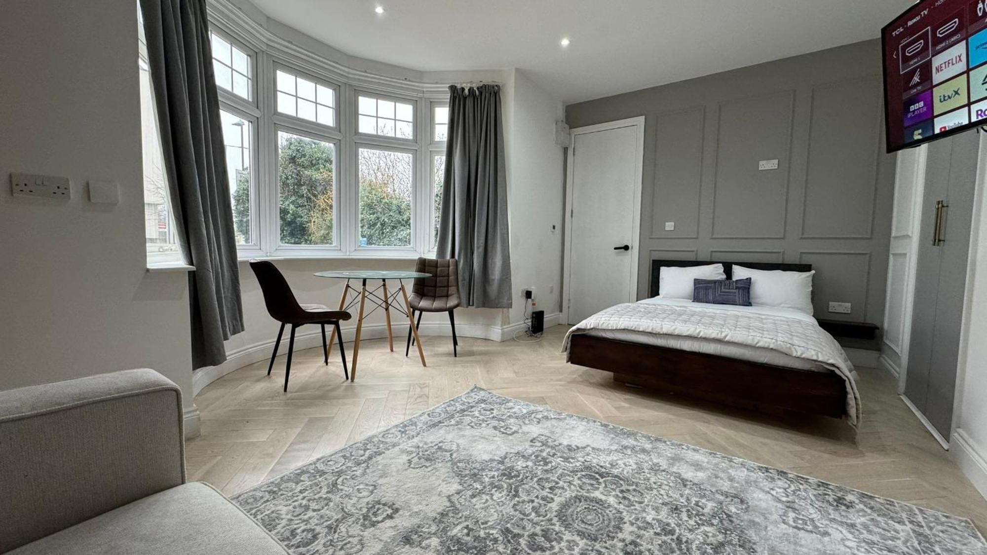 London Studios And Suites Харроу Экстерьер фото