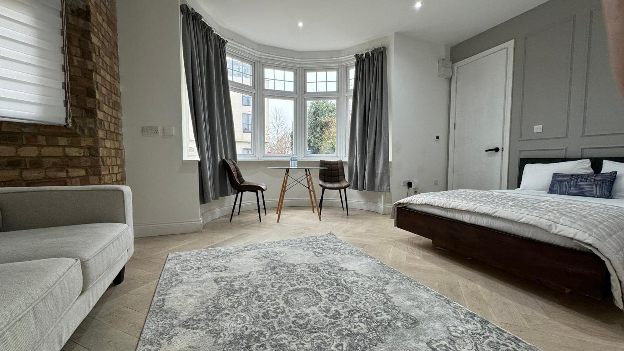London Studios And Suites Харроу Экстерьер фото