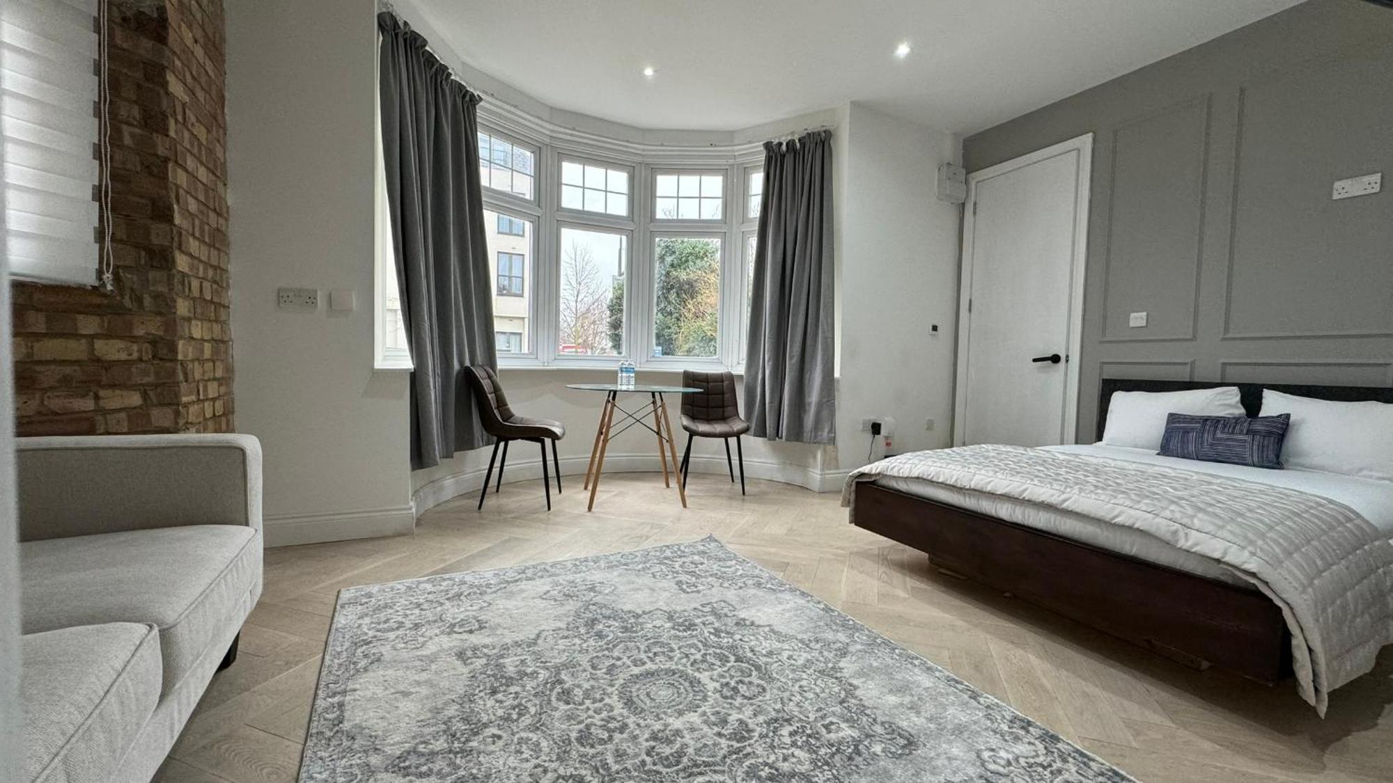 London Studios And Suites Харроу Экстерьер фото