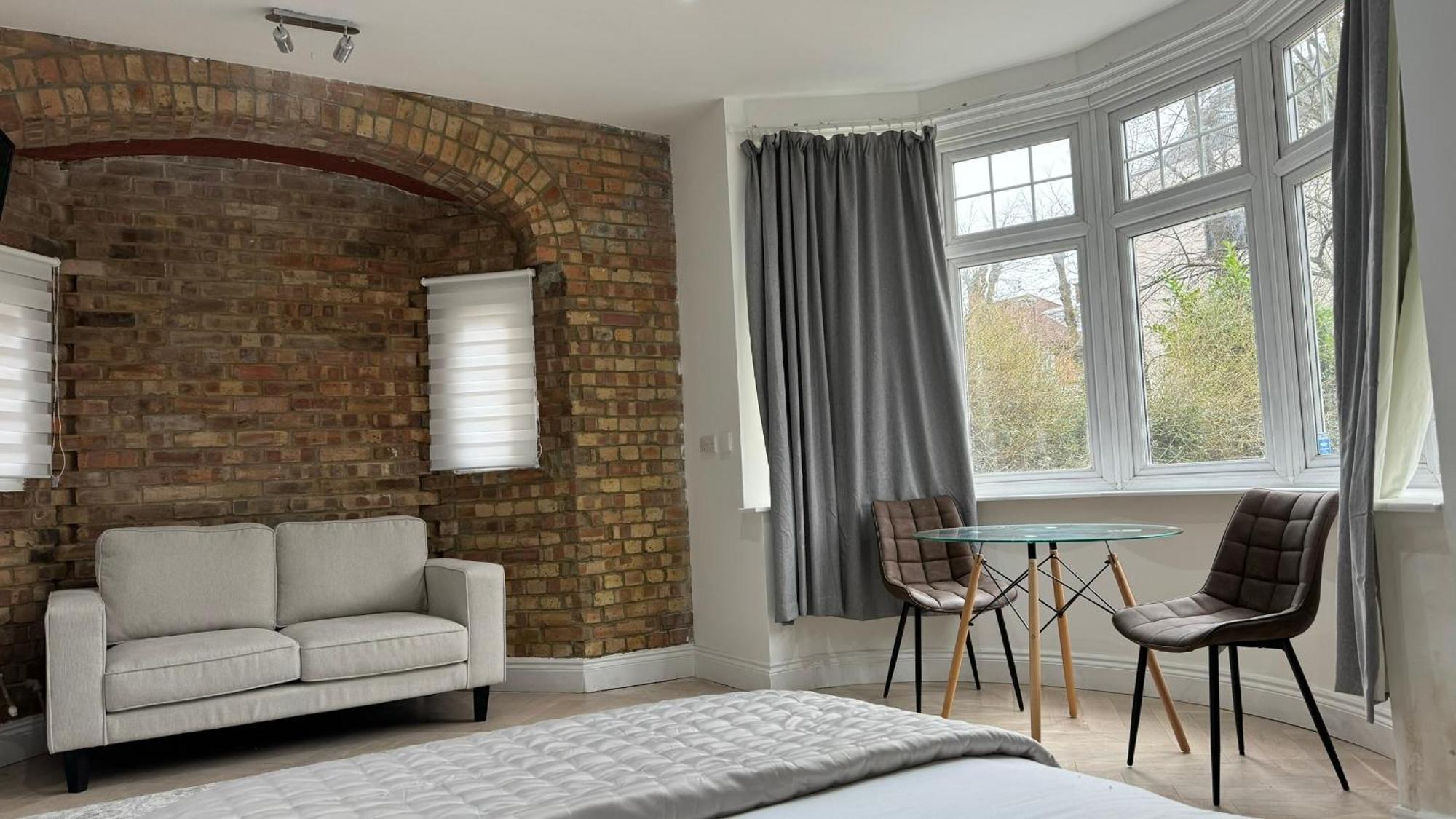 London Studios And Suites Харроу Экстерьер фото
