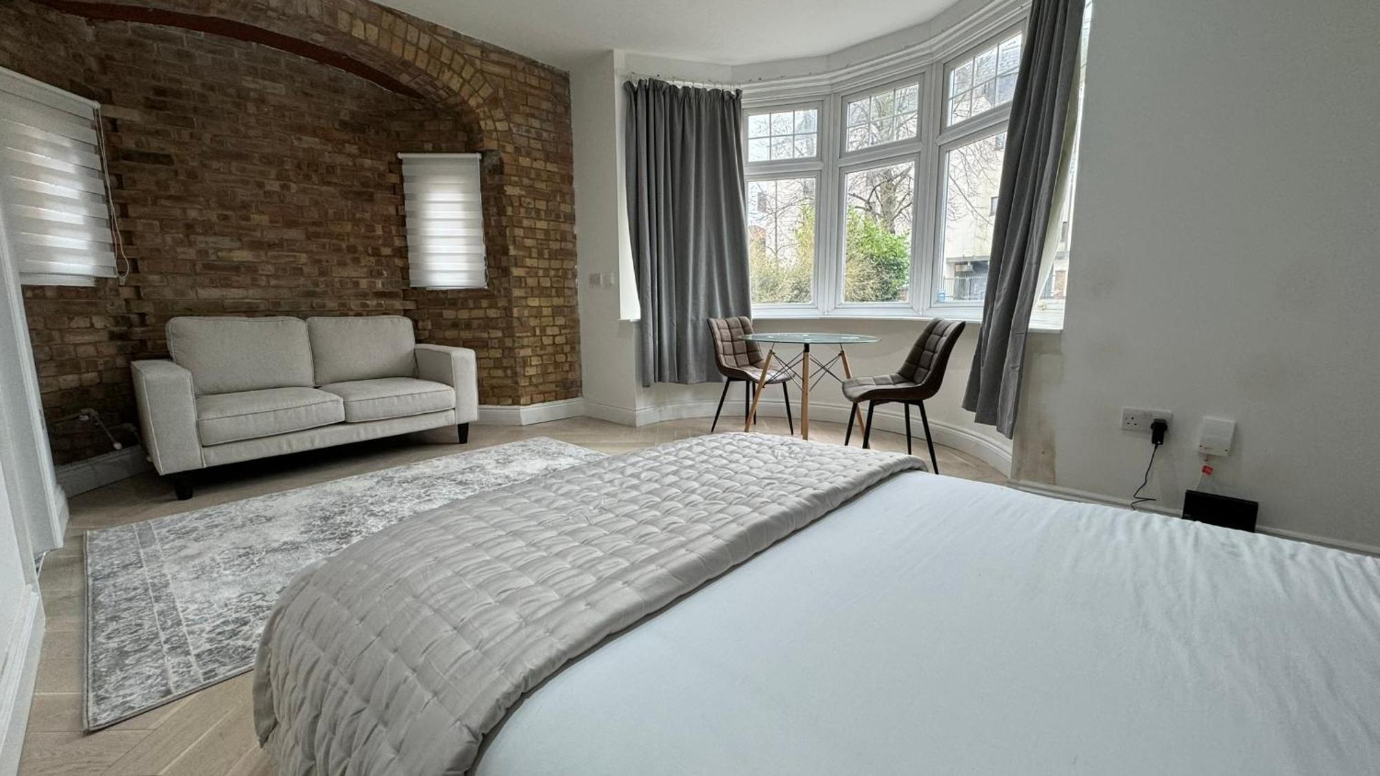London Studios And Suites Харроу Экстерьер фото