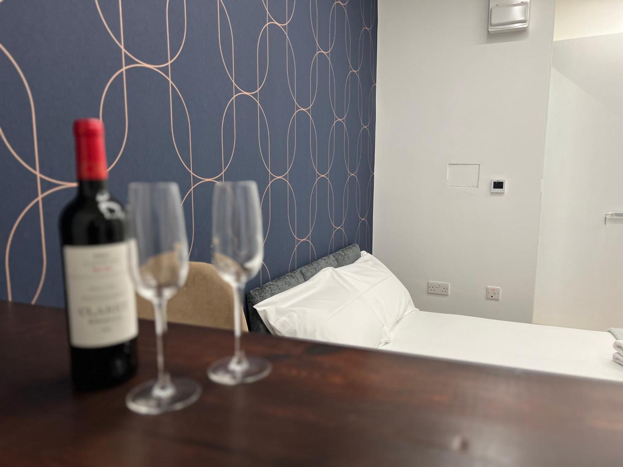 London Studios And Suites Харроу Экстерьер фото