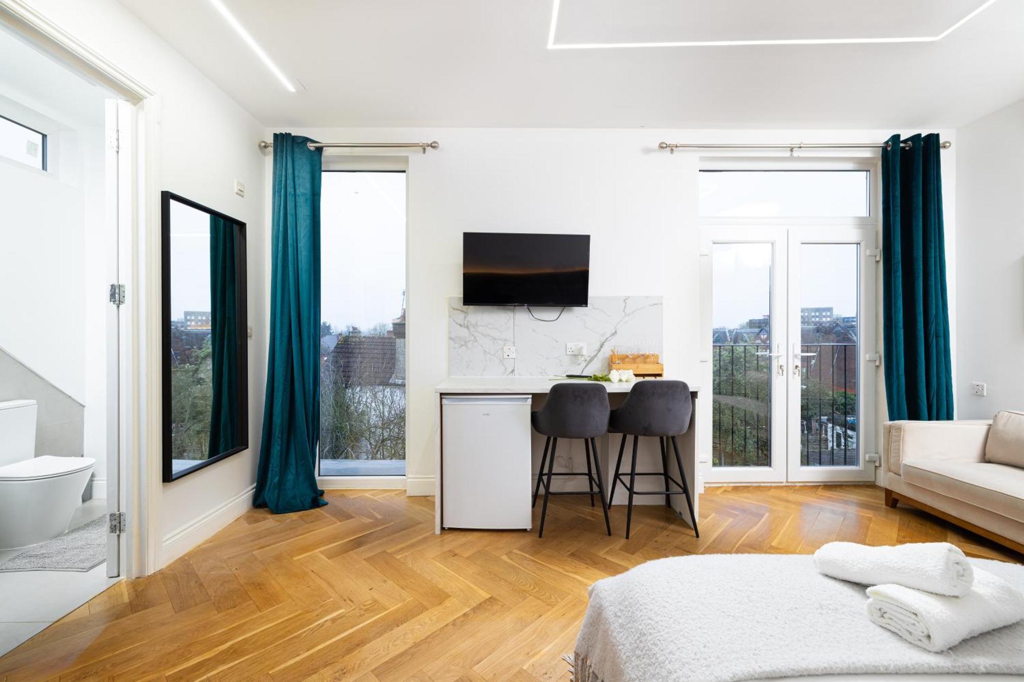London Studios And Suites Харроу Экстерьер фото