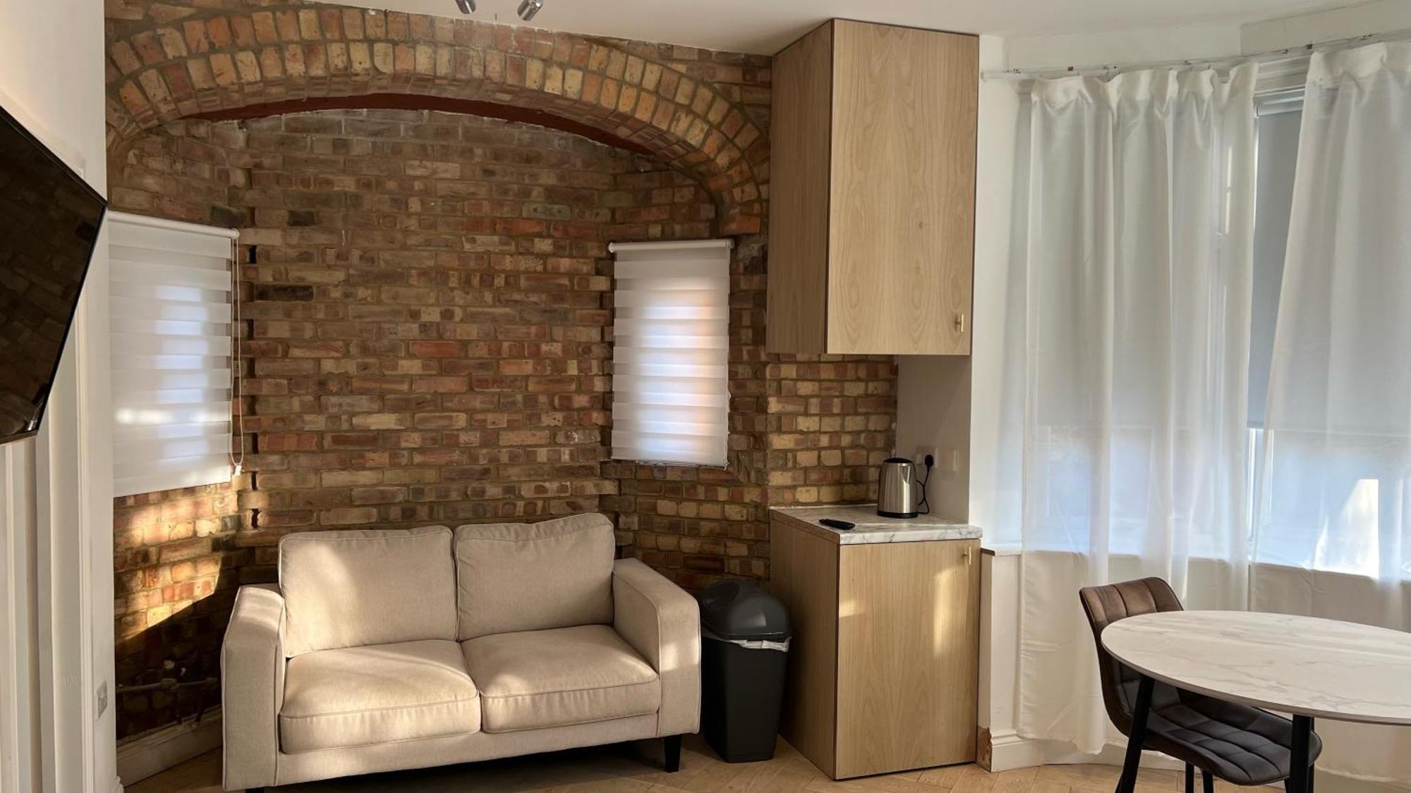 London Studios And Suites Харроу Экстерьер фото