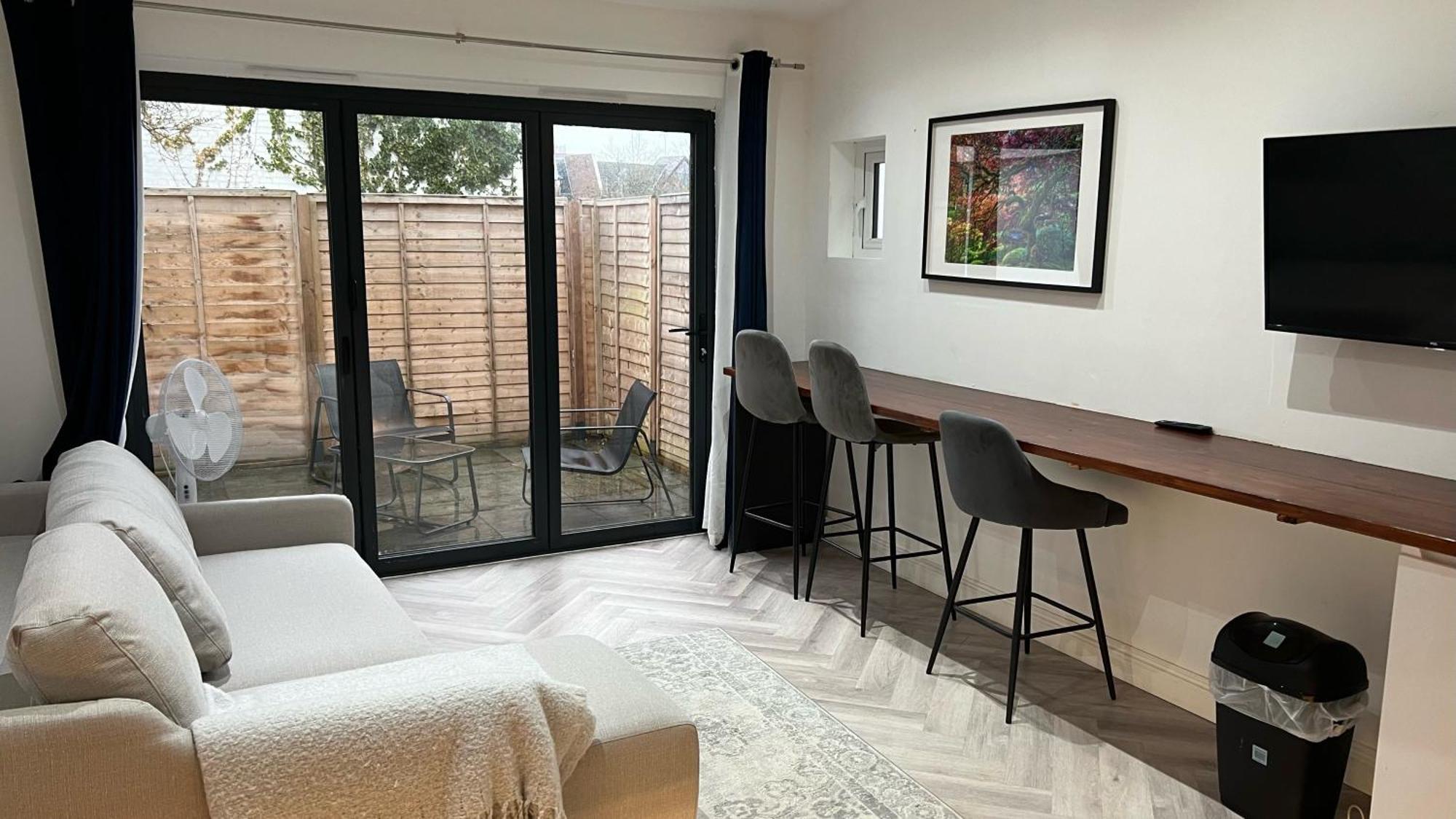 London Studios And Suites Харроу Экстерьер фото