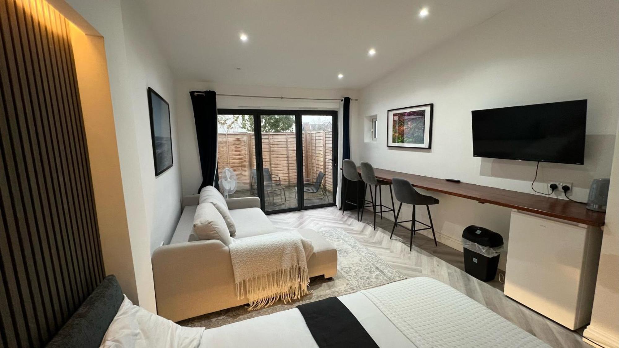 London Studios And Suites Харроу Экстерьер фото