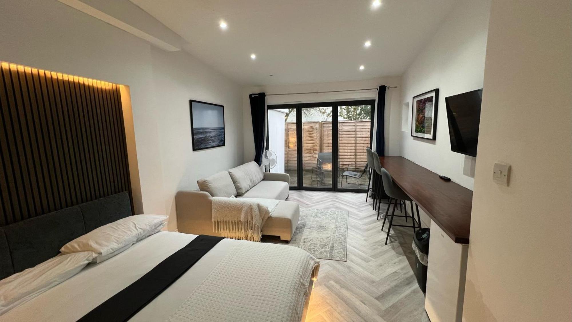London Studios And Suites Харроу Экстерьер фото